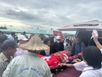 Tàu khách đưa một người ở Lý Sơn sống sót kỳ diệu vào đất liền điều trị