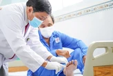 Mảnh nhựa 1cm 'đeo' thầy giáo hơn 2 tháng, bác sĩ gỡ bỏ