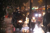Người dân dầm mưa, cảnh sát căng mình điều tiết giao thông tại cầu Bình Triệu 1