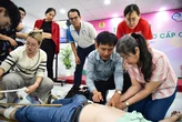 Người hóc dị vật cao 1,7m, người 'nấm lùn' sơ cứu bằng cách nào?