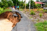 Đường nông thôn ở xã Định Mỹ bị sạt lở nghiêm trọng, dân đi lại khó khăn