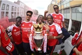 Cổ động viên Arsenal 'nhuộm đỏ' London, mừng vô địch Premier League