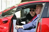 Tổng thống Trump nói ông Musk 'mất trí', tính bán hoặc tặng chiếc Tesla từng mua