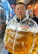 Thực hư về sản phẩm mới gây sốt: Áo phao chứa 20 lít bia, chỉ cần cắm ống hút, vừa đi vừa uống