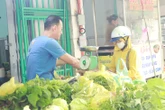 Mưa gió kéo dài, giá rau củ về chợ TP.HCM tăng mạnh