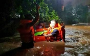 Thái Nguyên ngập sâu vì mưa lớn, dân leo lên mái nhà cầu cứu