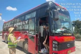 'Nhồi' 49 người vào ô tô 26 chỗ, tài xế và chủ xe khách bị phạt 57,5 triệu