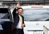 Ông Thaksin đáp xuống Singapore, liệu có kịp về Thái để ra tòa ngày 9-9?