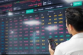 VN-Index mất hơn 10 điểm, nhóm cổ phiếu 'vua' gây áp lực