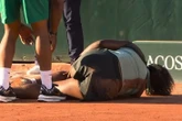 Tay vợt 24 tuổi dính chấn thương nặng ở Roland Garros, ngồi xe lăn rời sân