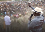 Tổng thống Kenya đang phát biểu về chi phí sinh hoạt thì một chiếc giày 'bay' tới