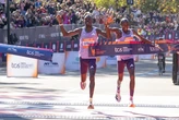 Khoảnh khắc 'điên rồ' ở New York Marathon, Kipruto vô địch nhờ hơn đối thủ... 0,03 giây