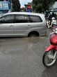 Xe 7 chỗ 'đứng bánh' giữa đường ở Hà Nội vì sụp hố