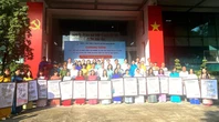 Phường Xuân Hòa tặng bản đồ hành chính TP.HCM cho các trường học