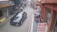 'Đại gia' lái Maybach đến hàng loạt tiệm vàng, đi đến đâu để lại vàng giả đến đấy