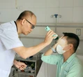 Tiêm filler xóa nhăn trán, người đàn ông mù một mắt