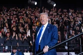 Kinh tế Mỹ chỉ đang trong 'giai đoạn chuyển tiếp', ông Trump trấn an