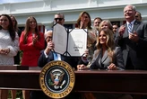 Bà Melania Trump bị hiểu lầm 'lấn quyền' chồng khi ký văn kiện tại Nhà Trắng