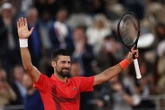 Djokovic thắng dễ, Medvedev bị loại sốc ở vòng 1 Roland Garros