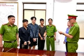 Bắt khẩn cấp 3 người vụ đang chạy xe bị đánh vào đầu ngã xuống đường