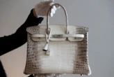 Sẽ đấu giá 2 túi Hermes da cá sấu bạch tạng của bà Trương Mỹ Lan vào ngày 21-5