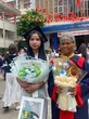 Nữ sinh sư phạm bỗng nổi tiếng vì clip mặc áo tốt nghiệp cho mẹ