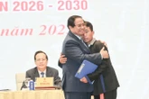 Thủ tướng Phạm Minh Chính động viên trưởng bản Mùa A Thi cứu 90 người thoát khỏi lũ quét, sạt lở