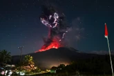 Núi lửa phun tro bụi cao 10km kèm theo tia sét rực sáng trời đêm Indonesia