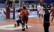 Libero tuyển bóng chuyền Việt Nam chấn thương 'lãng xẹt' vì ăn mừng cùng đồng đội