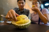 Vô lý tin đồn uống rượu với sầu riêng gây chết người