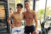 Ronaldo gò ép con trai tập theo hoàn cảnh của Messi
