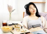 Khoa học lý giải hiện tượng 'căng da bụng trùng da mắt'