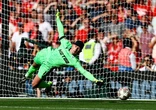 Sao Crystal Palace trở thành huyền thoại nhờ… mua bia cho CĐV sau khi thắng Liverpool