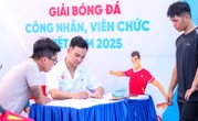 Đến Giải bóng đá công nhân, viên chức được khám bệnh miễn phí, mua đồ ưu đãi