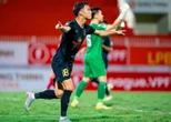 Cầu thủ CLB Long An ‘qua mặt’ trọng tài trên sân Quy Nhơn