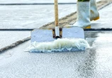 Diêm dân 'cõng nắng' mưu sinh trên cánh đồng muối cuối cùng dưới chân đèo Ngang