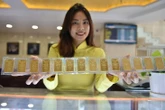 Giá vàng miếng SJC rơi về ngưỡng 165 triệu đồng/lượng