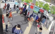 Ô tô lùi trúng cây xăng gây cháy dữ dội, nhân viên tháo chạy