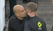 Pep Guardiola gây sửng sốt với màn 'cưỡng hôn' trọng tài