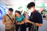 Người trẻ và người lớn tuổi cùng trải nghiệm tài chính số