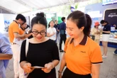 Khách tham quan Lễ hội Tài chính số mở tài khoản ngân hàng chỉ trong vài phút