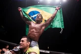 Người Brazil giỏi đấu võ đài chẳng kém đá bóng