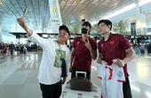 Người hâm mộ Indonesia vây quanh chụp ảnh, xin chữ ký U23 Việt Nam tại sân bay Jakarta