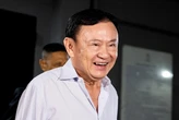 Ông Thaksin không thể bay đến Singapore, chuyển sang Dubai, hứa sẽ về trước 8-9