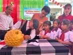 Trường vùng cao gây quỹ nuôi trò nghèo, trò mồ côi ngay ngày khai giảng