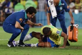 Tiền đạo tuyển Brazil nôn mửa trên sân sau khi va chạm đồng đội