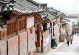 Làng cổ Bukchon ở Seoul hạn chế khách, tới ngoài giờ bị phạt tiền