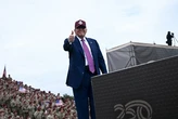 Ông Trump nhảy điệu 'đặc sản' trên sân khấu với các quân nhân