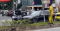 Người đàn ông chặn, dùng đá đập ô tô Mercedes ở Thủ Đức