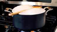 Vì sao nhiều người đặt muỗng gỗ lên miệng nồi khi nấu ăn?